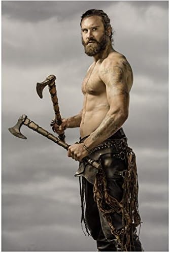 Викинзите Клив Стенден како Rollo без кошула, држејќи две оски 8 x 10 фотографија