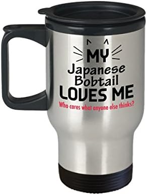Смешна мачка патување со кафе- lубовници на мачки- мојот јапонски бобтаил ме сака. Кој се грижи што мисли некој друг?
